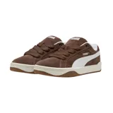 Championes Puma modelo Park Lifestyle Easy, de diseño urbano en color negro con detalles en blanco. Confeccionados en gamuza con la icónica franja lateral de la marca y suela de goma resistente.