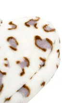 Pantuflas tipo botita de peluche, con estampado animal print en tonos marrones sobre fondo blanco. Interior forrado en material suave y cálido.