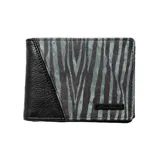 Billetera Volcom tipo bifold, confeccionada en cuero sintético, con diseño combinado en color negro texturizado y estampado animal print en tonos gris y negro. Incluye placa metálica con logo de la marca en el frente.