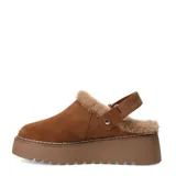 Zueco de gamuza color marrón camel, con interior forrado en piel sintética, suela de plataforma dentada y tira trasera ajustable.