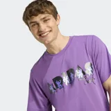 Remera violeta de corte clásico con logo Adidas estampado en el frente con diseño de siluetas humanas en negro y blanco.