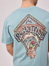 Remera holgada de algodón color beige, de manga corta y cuello redondo, con un gran estampado colorido en la espalda con diseño de olas y la inscripción 'Rusty Tribe'.