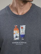 Remera gris de algodón con cuello redondo y estampado frontal de dos botellas con la inscripción "BENSON & THOMAS CREATIVE ARCHIVE".