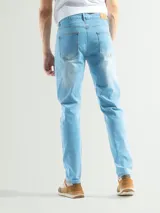 Jean de hombre, color negro, de corte regular y largo estándar. Presenta cierre frontal con botón y bolsillos clásicos.