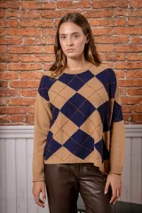 Sweater de punto con diseño de rombos en colores beige y azul marino, cuello redondo y mangas largas.