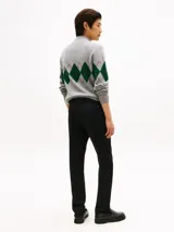 Pantalón chino negro de sarga, confeccionado en mezcla de algodón y elastano, con diseño de pierna recta, bolsillos diagonales en la cintura y bolsillos traseros ribeteados.