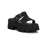 Sandalias negras con plataforma y hebilla ajustable.