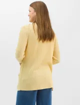 Cardigan abierto de tejido acanalado, con bolsillos frontales y mangas largas de corte entallado con puños de rib.