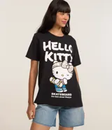 Remera negra de algodón con estampa de Hello Kitty sobre una patineta y texto "Skateboard the best street lifestyle".