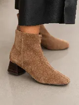 Bota corta de gamuza color marrón, con punta cuadrada y taco cuadrado de madera de altura media.