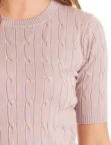 Buzo tejido de punto con diseño de ochos, cuello redondo y manga corta. Presenta terminaciones acanaladas en cuello, mangas y ruedo.
