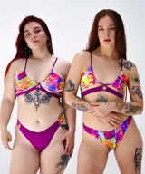 Conjunto de bikini con corpiño triangular estampado y bombacha lisa color fucsia. El corpiño tiene breteles finos y una banda ancha bajo el busto. La bombacha es de corte clásico.