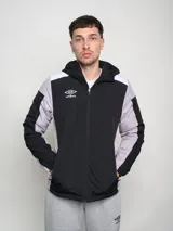 Campera deportiva Umbro con capucha, cierre frontal y bloques de color. El cuerpo principal es azul marino, los hombros son blancos y las mangas tienen paneles laterales en gris claro.