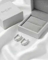Caravanas de plata con diseño de hilera vertical de circonias en corte baguette.