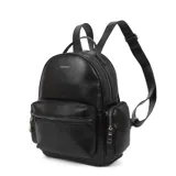 Mochila negra de cuero vegano con bolsillo frontal con cierre y bolsillos laterales.