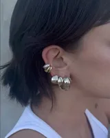 Par de aros de plata 925 con textura irregular y cierre mariposa.