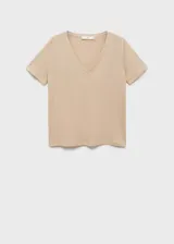 Camiseta de manga corta color beige, con cuello en V y corte regular fit.