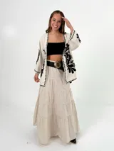 Falda larga de algodón color negro, con corte campesino y diseño escalonado.