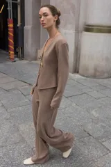 Pantalón tipo palazzo de tiro alto con cintura elástica y costura central marcada en el frente. Confeccionado en tejido de algodón suave.