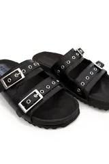 Sandalias negras de cuero con doble tira y hebillas plateadas.