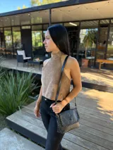 Top halter de cuero color visón, con diseño de espalda descubierta y ajuste mediante tiras para atar en la cintura.
