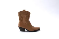 Botas de estilo western (texanas) de caña media, color blanco, confeccionadas en cuero. Presentan bordados decorativos en la caña y puntera cuadrada. Cuentan con cierre lateral y taco de altura media.