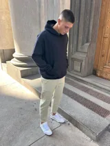 Pantalón tipo jeans de corte slouchy en color arena, con diseño de tiro medio, bolsillos laterales y ajuste cónico en los tobillos.