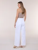 Pantalón de denim blanco de tiro alto y corte wide leg, con bolsillos diagonales decorados con botones metálicos a los lados y piernas de caída recta.