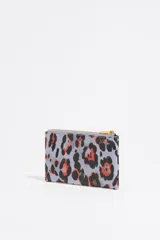 Monedero Bimba y Lola con estampado animal print en tonos verde, negro y rosa. Tiene cierre con cremallera dorada, logo de la marca en dorado y tarjetero interior.