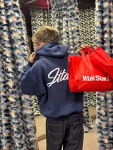 Hoodie azul marino de corte holgado con capucha amplia y estampado en la espalda con la palabra 'Ittab' en tipografía cursiva blanca.