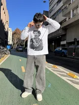 Pantalón de jean con corte baggy y diseño balloon, de color gris lavado con efecto desgastado. Presenta costuras laterales curvadas y una silueta amplia y holgada.