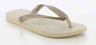 Sandalias tipo ojotas Havaianas con base en tono beige claro y tiras finas en color dorado con textura grabada.