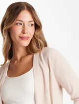Cardigan de tejido liviano con textura acanalada, de corte abierto sin botones, con mangas largas entalladas y puños de rib.