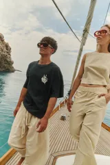 Remerón negro de jersey con estampa de mapa del tesoro en la espalda.