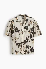 Camisa H&M de manga corta y corte regular, con cuello abierto y estampado abstracto en tonos marrón y negro sobre fondo beige.