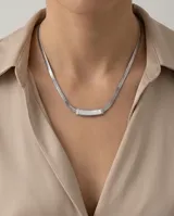 Collar de acero quirúrgico con cadena tipo serpiente y dije central en forma de barra horizontal con incrustación de nácar.