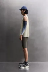 Musculosa de entrenamiento de corte regular, confeccionada en tejido técnico ligero con microperforaciones para mayor transpirabilidad. Presenta cuello redondo, sisas amplias y aberturas laterales en el bajo. Incluye detalles termofijados y logo de la línea Zara Athleticz.
