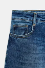Jeans de tiro alto color marrón, corte wide leg y largo completo. Cuenta con cinco bolsillos, trabillas para cinto y cierre frontal con cremallera y botón metálico.