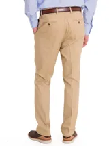 Pantalón de gabardina de corte recto color beige con trabillas para cinto, bolsillos laterales y cierre frontal con botón y cremallera.
