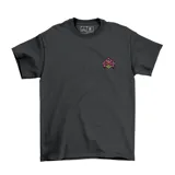 Remera de algodón color gris oscuro, con cuello redondo y manga corta. Presenta un pequeño logo estampado en el pecho con diseño geométrico en tonos rosa y verde.