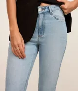 Pantalón de jean celeste, de corte recto, con trabillas en la cintura y bolsillos.