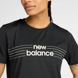 Remera deportiva New Balance para mujer, color negro, de manga corta y cuello redondo. Presenta el logo de New Balance en el centro del pecho con líneas horizontales delgadas en color dorado/beige.