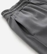 Bermuda masculina de algodón y poliéster, color gris oscuro, con cintura elástica y cordón ajustable. Presenta bolsillos funcionales.