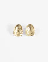 Caravanas de diseño ovalado con textura machacada y acabado brillante en tono dorado.