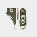 Championes de caña alta Converse Chuck 70 color verde oliva, con cordones blancos y suela de goma color crema con línea negra.