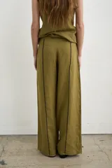 Pantalón sastrero de lino color verde militar, de corte recto y amplio con detalles de costuras en contraste.