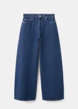 Jeans de denim azul oscuro con diseño de tiro medio y corte wide leg.