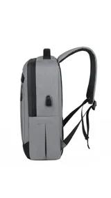 Mochila azul marino de tela con detalles en cuero sintético negro. Tiene dos asas acolchadas, compartimento para laptop, bolsillo frontal con cierre y un bolsillo lateral.