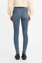 Jean de tiro alto color azul medio, corte skinny.