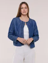 Campera corta azul de lyocell con acabado matelaseado en patrón de ondas, escote redondo, cierre frontal con cremallera y manga larga.